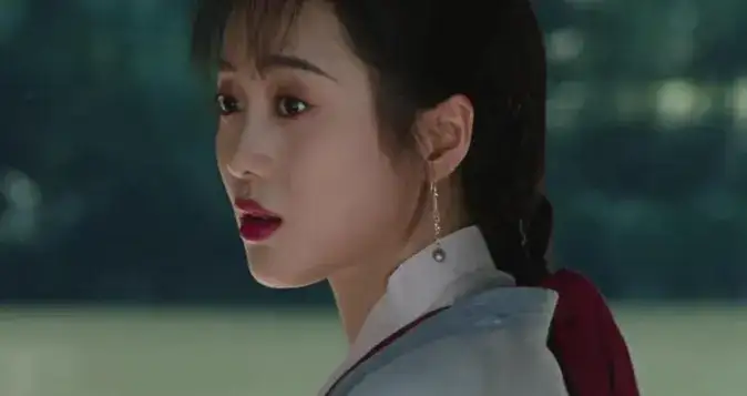 王梓薇与凤行只拍了一天半，有限的戏份演绎出少女的羞涩